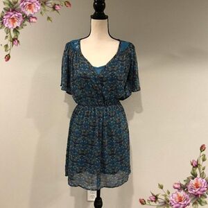 Short sleeve dress with lace details